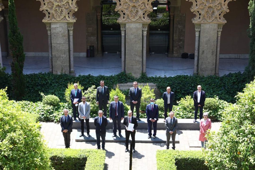Todos los partidos políticos con representación en las Cortes de Aragón (excepto Vox), sindicatos, organizaciones empresariales y la Federación Aragonesa de Municipios, Comarcas y Provincias, han firmado este acuerdo para el futuro de la comunidad autónoma Todos los partidos políticos con representación en las Cortes de Aragón (excepto Vox), sindicatos, organizaciones empresariales y la Federación Aragonesa de Municipios, Comarcas y Provincias, han firmado este acuerdo para el futuro de la comunidad autónoma