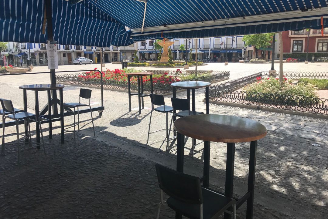 Imagen de uno de los bares de la Plaza de España de Valdepeñas (Ciudad Real) Imagen de uno de los bares de la Plaza de España de Valdepeñas (Ciudad Real)
