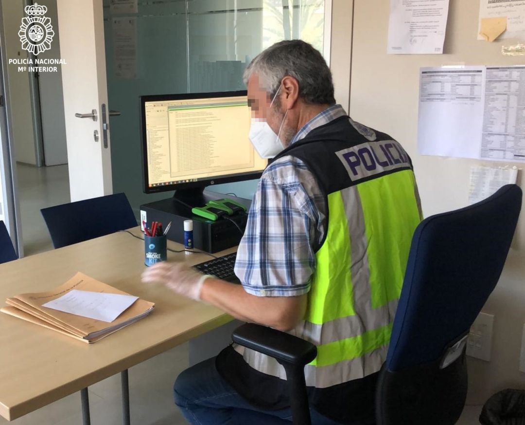 Un agente de la Policía Nacional durante la investigación Un agente de la Policía Nacional durante la investigación