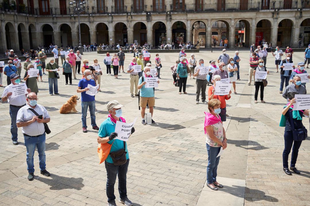 Concentración de pensionistas en la plaza de España de Vitoria Concentración de pensionistas en la plaza de España de Vitoria