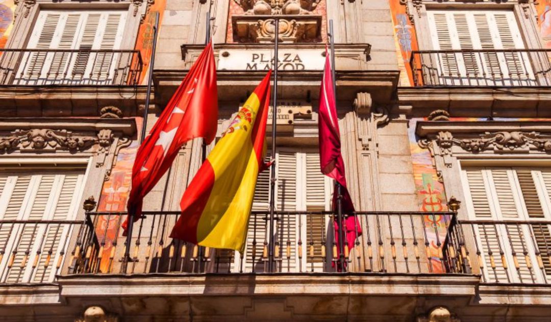Banderas en la Plaza Mayor de Madrid en una imagen de archivo Banderas en la Plaza Mayor de Madrid en una imagen de archivo