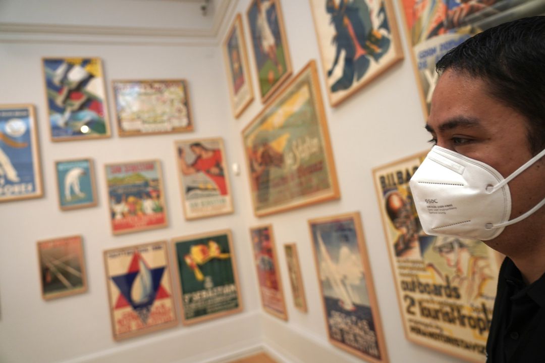 Un visitante protegido con mascarilla visita una sala el día en el que el Museo de Bellas Artes de Bilbao reabre sus instalaciones Un visitante protegido con mascarilla visita una sala el día en el que el Museo de Bellas Artes de Bilbao reabre sus instalaciones