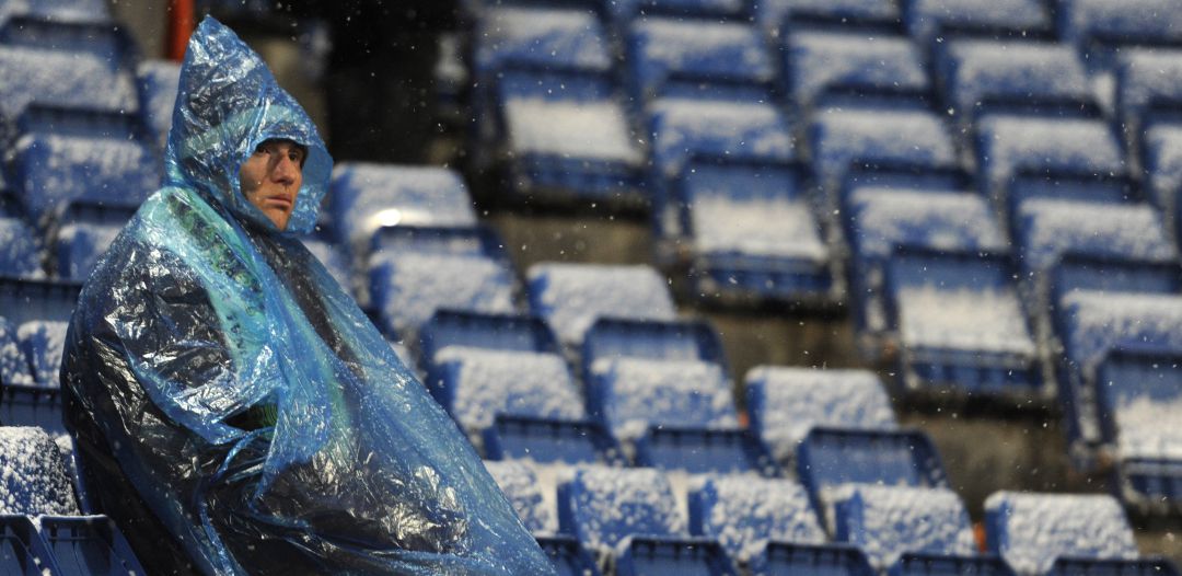 Una aficionada, durante un partido con nieve de la liga española Una aficionada, durante un partido con nieve de la liga española
