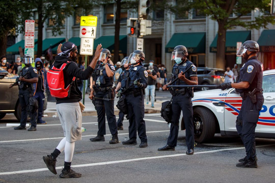 Personas, que se reunieron para protestar por la muerte de George Floyd, se enfrentan con oficiales del Distrito Metropolitano de Policía cerca de la Casa Blanca en Washington.
Personas, que se reunieron para protestar por la muerte de George Floyd, se enfrentan con oficiales del Distrito Metropolitano de Policía cerca de la Casa Blanca en Washington.