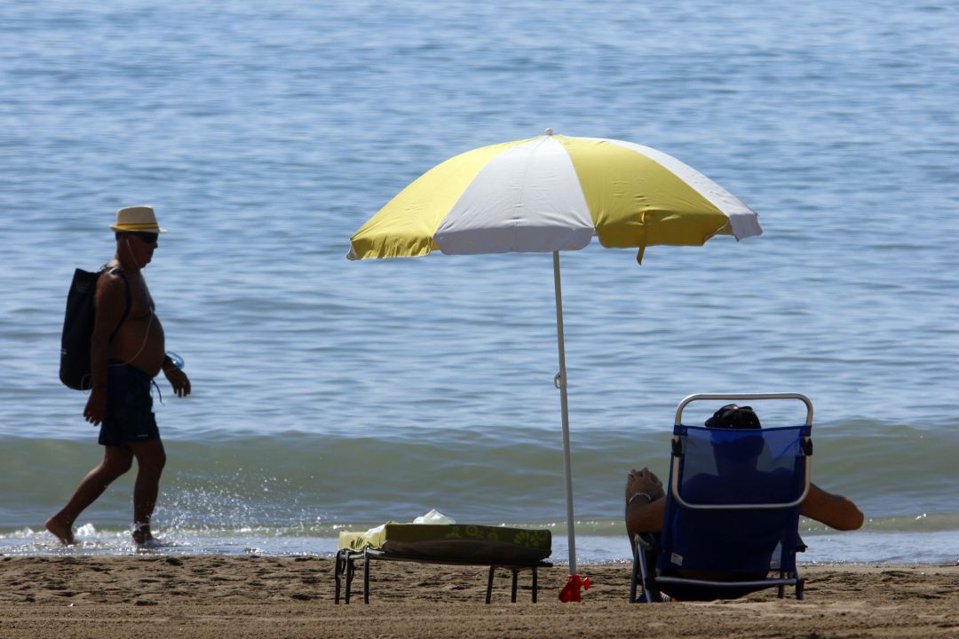 Los malagueños disfrutan de la playa durante el primer día de la Fase 2. Los malagueños disfrutan de la playa durante el primer día de la Fase 2.