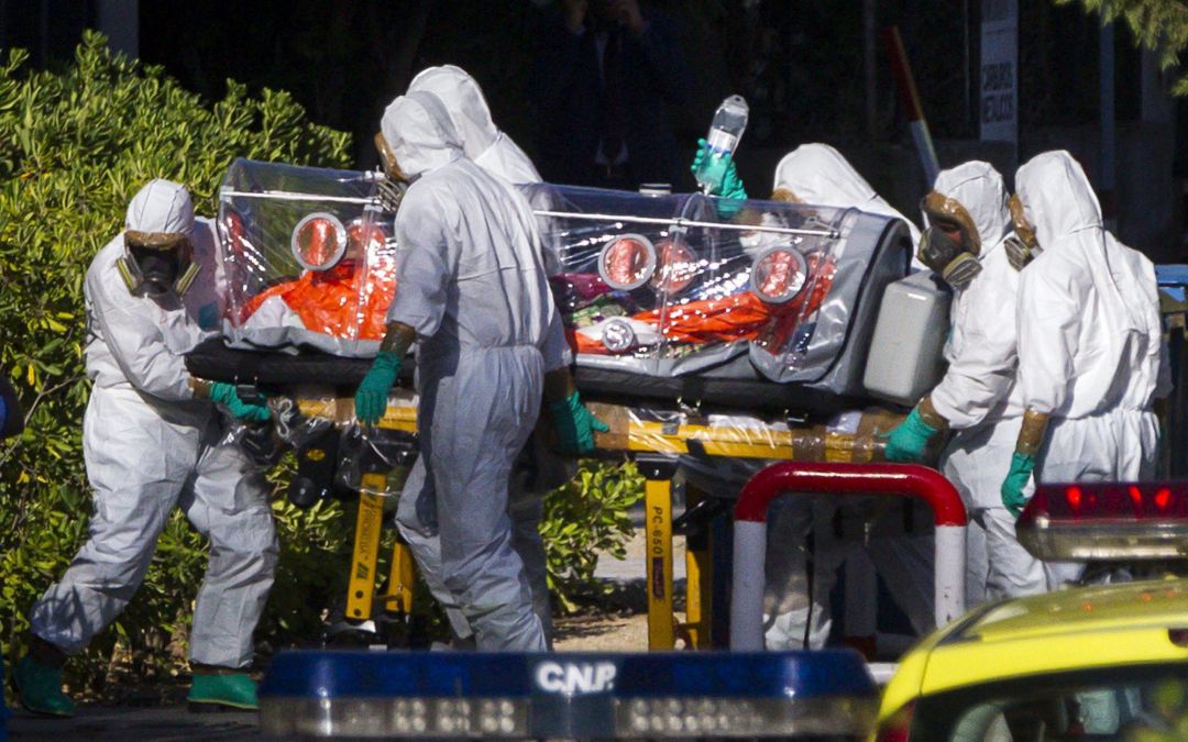 El sacerdote Miguel Pajares, a su llegada al hospital Carlos III en 2014 El sacerdote Miguel Pajares, a su llegada al hospital Carlos III en 2014