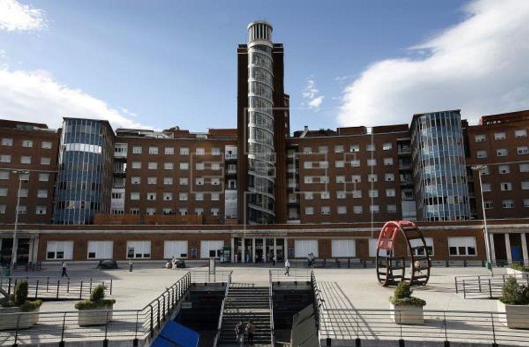 El suceso ha tenido lugar sobre las 22.00 horas de este lunes en la calle Resurrección María de Haro cuando, por motivos que se desconocen, el niño cayó desde una ventana situada en la tercera planta de un edificio El suceso ha tenido lugar sobre las 22.00 horas de este lunes en la calle Resurrección María de Haro cuando, por motivos que se desconocen, el niño cayó desde una ventana situada en la tercera planta de un edificio
