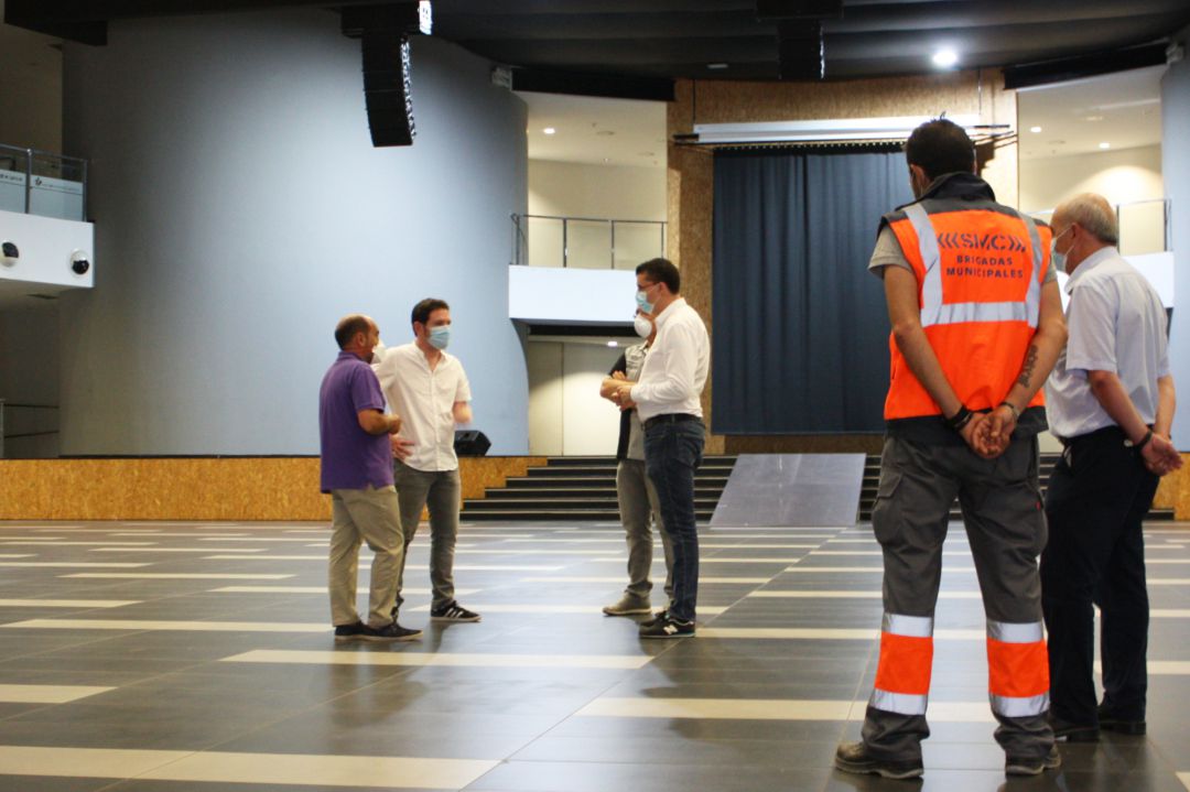 Los concejales de Atención Ciudadana, Ignasi Garcia, y Modernización, David Donate, han acompañado al personal municipal en las tareas de organización de la atención en este espacio Los concejales de Atención Ciudadana, Ignasi Garcia, y Modernización, David Donate, han acompañado al personal municipal en las tareas de organización de la atención en este espacio
