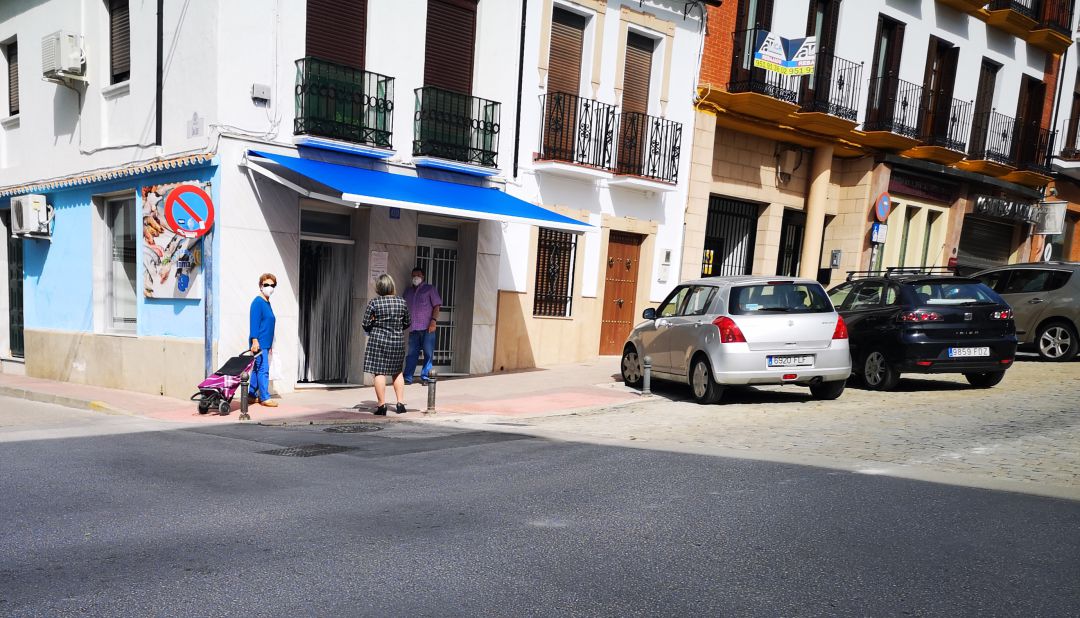 Varios ciudadanos esperan su turno a la entrada de una pescadería Varios ciudadanos esperan su turno a la entrada de una pescadería