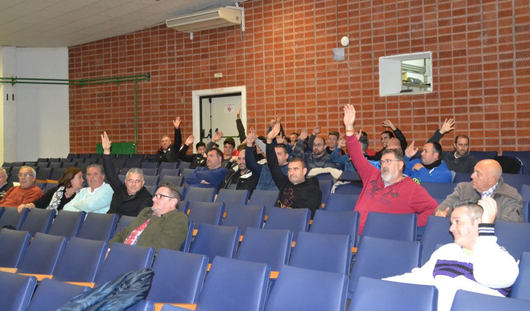 Socios del CD Dénia votando a mano alzada en una asamblea. Socios del CD Dénia votando a mano alzada en una asamblea.