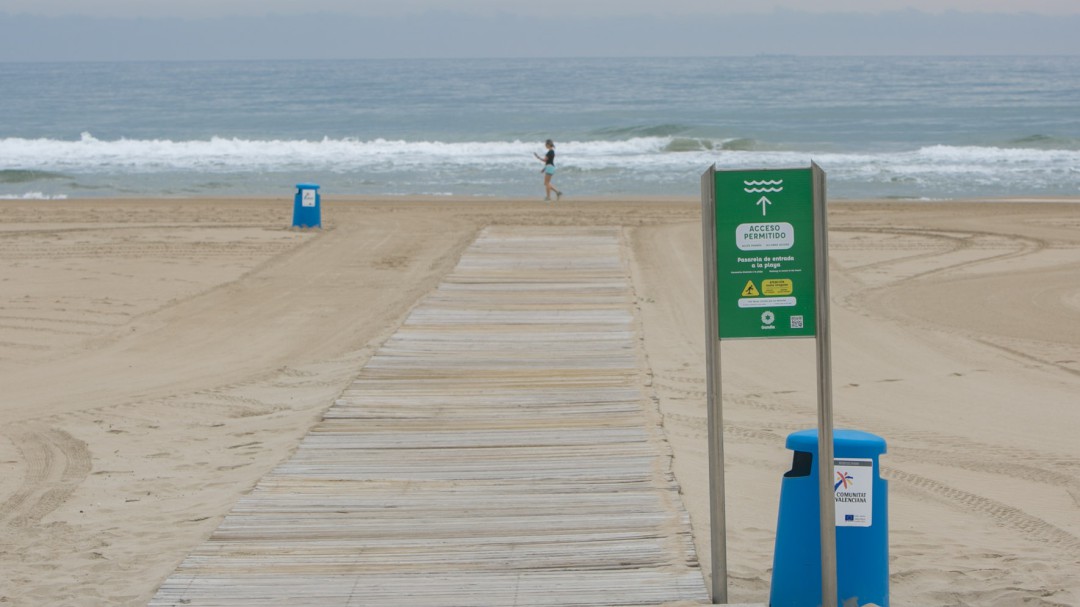 La playa de Gandia es la primera de la provincia de Valencia en abrir con todos los servicios