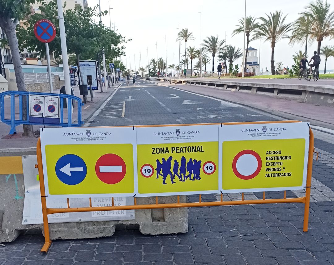 Cierre al tráfico en el paseo marítimo de la playa de Gandia Cierre al tráfico en el paseo marítimo de la playa de Gandia