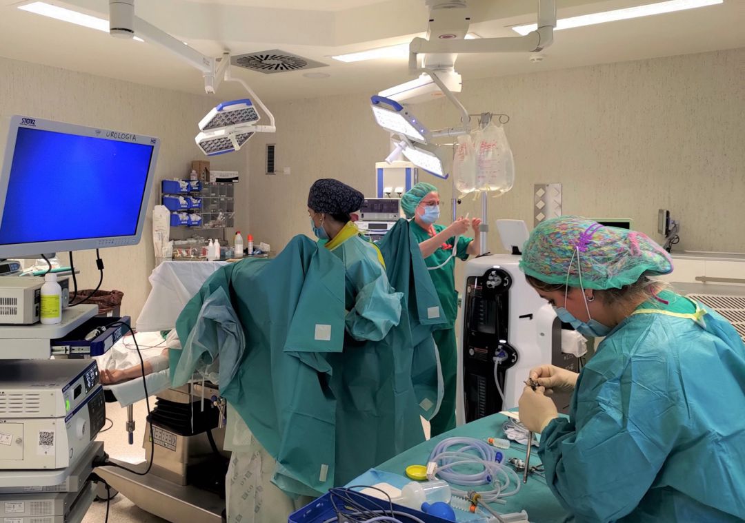 Preparativos de una intervención quirúrgica en el hospital Clínico San Cecilio de Granada tras la 'vuelta a la normalidad' después de la etapa más dura de la pandemia por la covid-19 Preparativos de una intervención quirúrgica en el hospital Clínico San Cecilio de Granada tras la 'vuelta a la normalidad' después de la etapa más dura de la pandemia por la covid-19