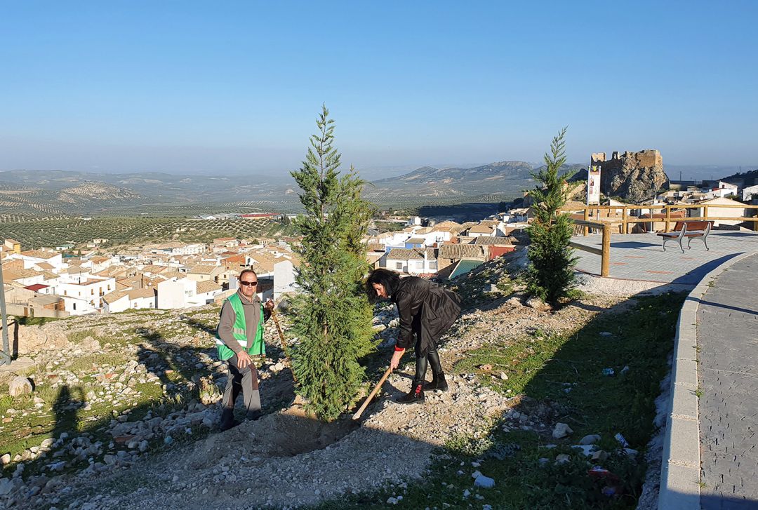 La concejala d e Medio Ambiente partipando en una de ls reforestaciones en el municipio La concejala d e Medio Ambiente partipando en una de ls reforestaciones en el municipio