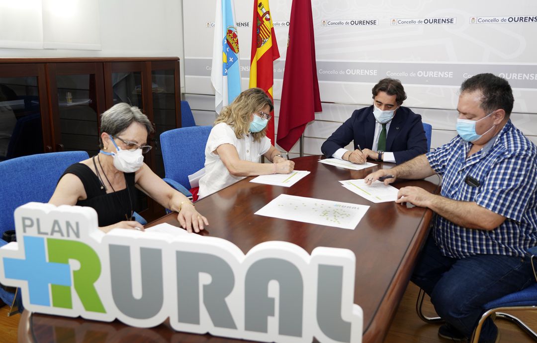 O tenente de alcalde, Jorge Pumar, e representantes veciñais, na signatura do documento O tenente de alcalde, Jorge Pumar, e representantes veciñais, na signatura do documento