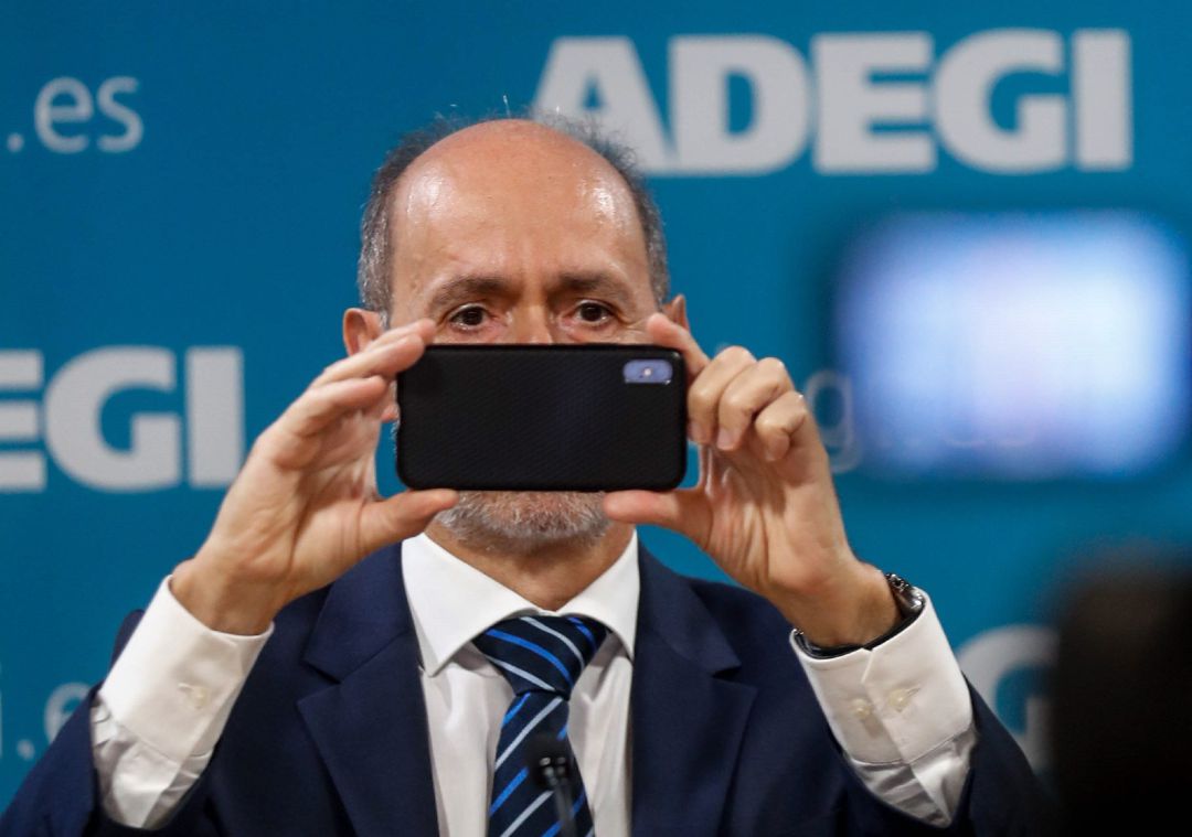 El presidente de Adegi, Eduardo Junkera, toma una fotografía con el móvil este martes en San Sebastián donde ha analizado la situación económica tras la asamblea general de la patronal. El presidente de Adegi, Eduardo Junkera, toma una fotografía con el móvil este martes en San Sebastián donde ha analizado la situación económica tras la asamblea general de la patronal.