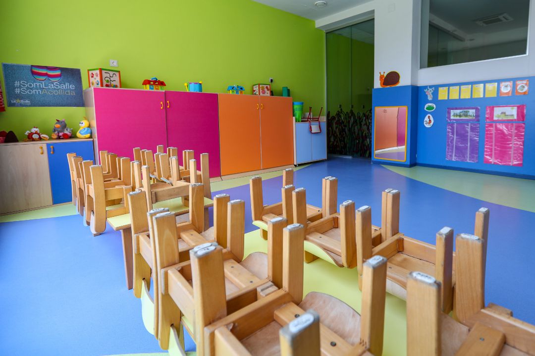 Mesas y sillas recogidas en un aula. Archivo Mesas y sillas recogidas en un aula. Archivo