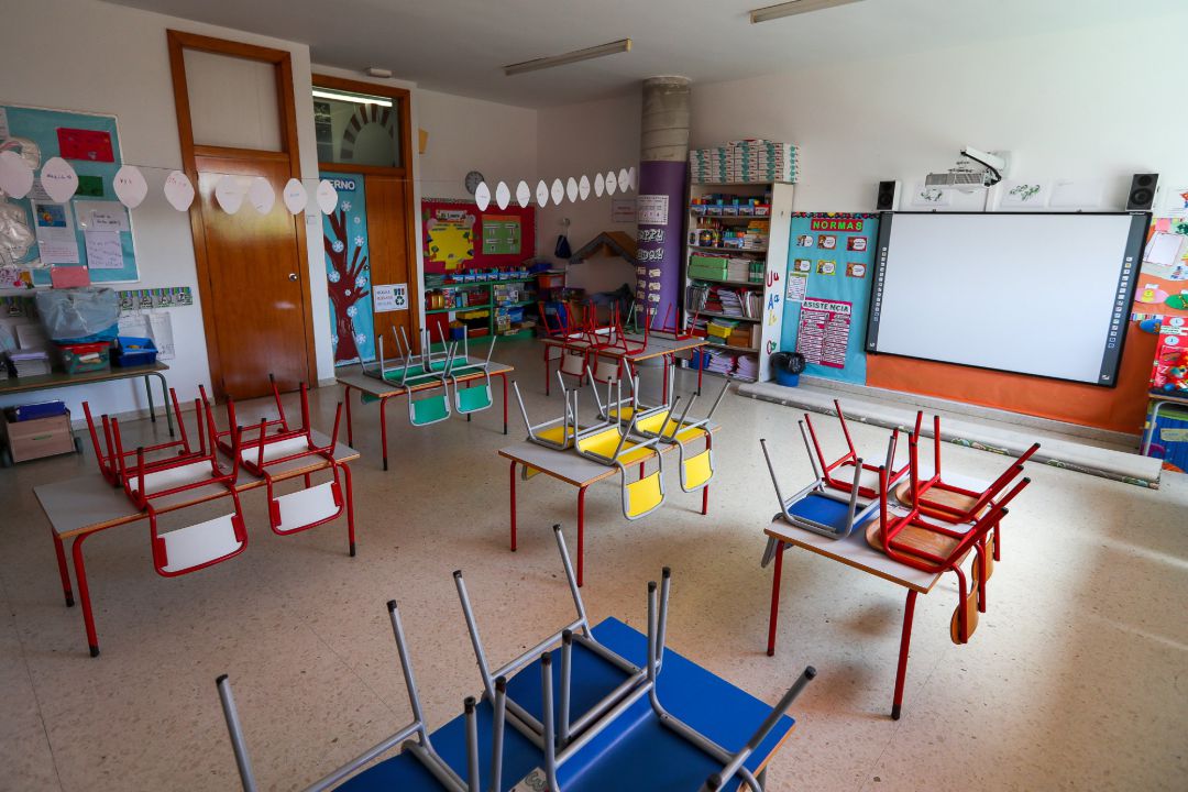 Mesas y sillas recogidas en un aula. Archivo Mesas y sillas recogidas en un aula. Archivo