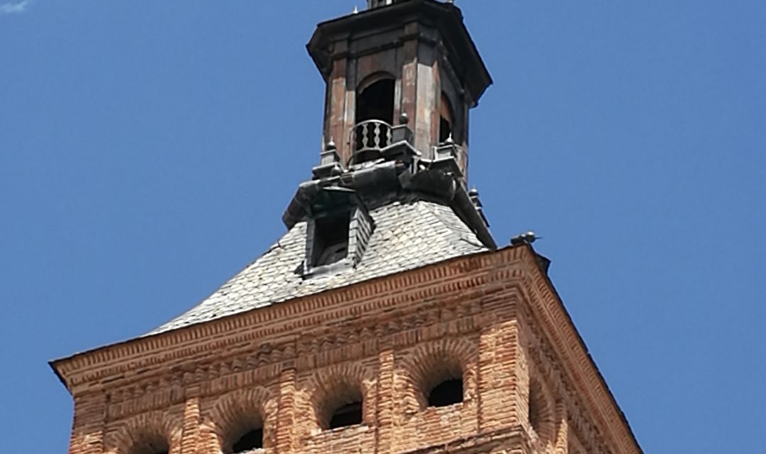 Los elementos deteriorados con riesgo de desprendimiento se encuentra en el chapitel de la torre Los elementos deteriorados con riesgo de desprendimiento se encuentra en el chapitel de la torre