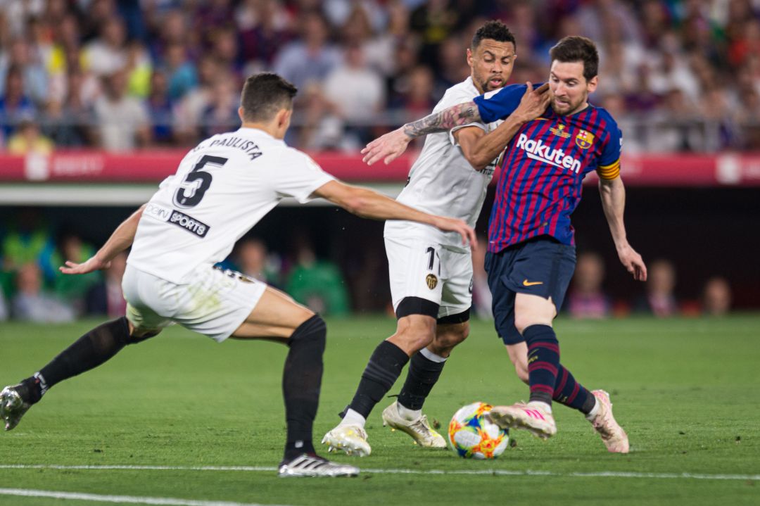Gabriel y Coquelin intentar detener el avance de Messi Gabriel y Coquelin intentar detener el avance de Messi