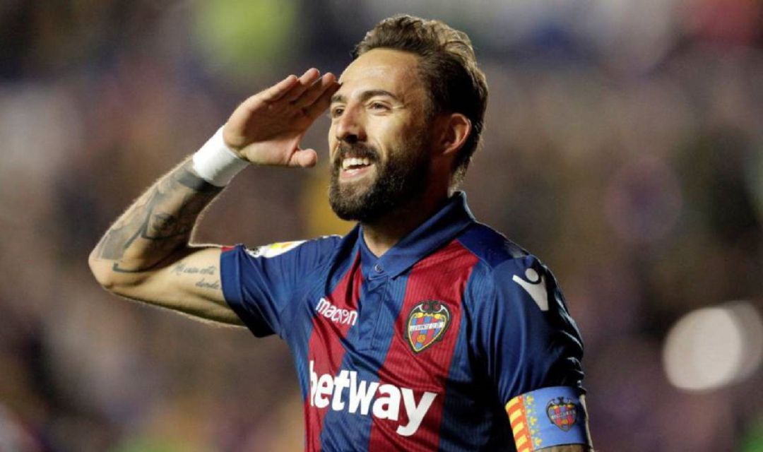 José Luis Morales, celebra el tercer gol del equipo levantinista frente al Betis en el estadio Ciutat de València. José Luis Morales, celebra el tercer gol del equipo levantinista frente al Betis en el estadio Ciutat de València.