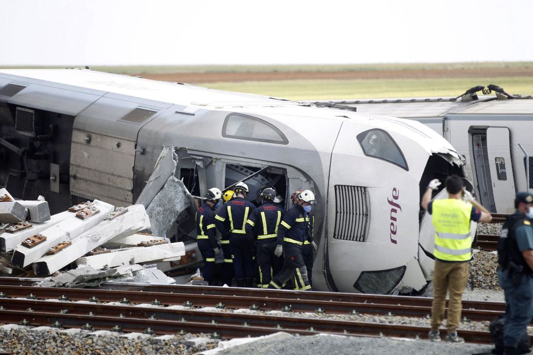 Efectivos sanitarios y de la Guardia Civil acuden al lugar donde la locomotora de un tren Alvia que realiza la ruta Ferrol-Madrid ha descarrilado a su paso por la localidad zamorana de Hiniesta, al arrollar a un vehículo cuyo conductor ha fallecido, mientras que los 155 pasajeros del tren han resultado ilesos, aunque los dos maquinistas están heridos. Montesinos Efectivos sanitarios y de la Guardia Civil acuden al lugar donde la locomotora de un tren Alvia que realiza la ruta Ferrol-Madrid ha descarrilado a su paso por la localidad zamorana de Hiniesta, al arrollar a un vehículo cuyo conductor ha fallecido, mientras que los 155 pasajeros del tren han resultado ilesos, aunque los dos maquinistas están heridos. Montesinos