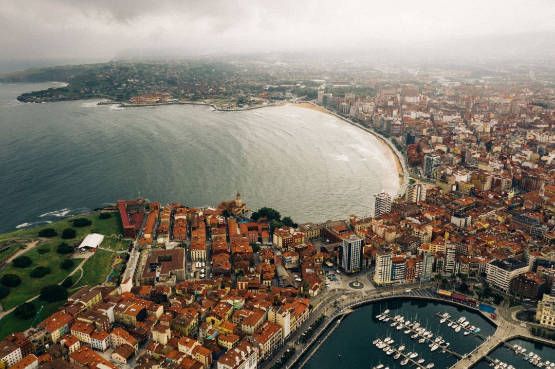 Vista aérea de Gijón. Vista aérea de Gijón.
