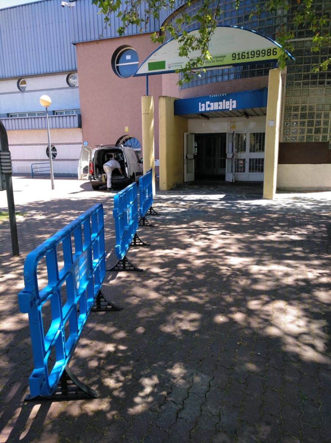 Fachada del centro deportivo La Canaleja de Alcorcón Fachada del centro deportivo La Canaleja de Alcorcón