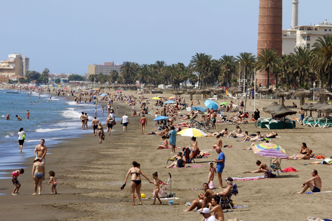 Los malagueños disfrutan de la playa durante el primer día de la Fase 2 Los malagueños disfrutan de la playa durante el primer día de la Fase 2