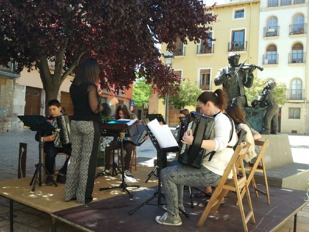 Alumnos del Conservatorio Fernando Remacha en una actución en las calles de Tudela Alumnos del Conservatorio Fernando Remacha en una actución en las calles de Tudela