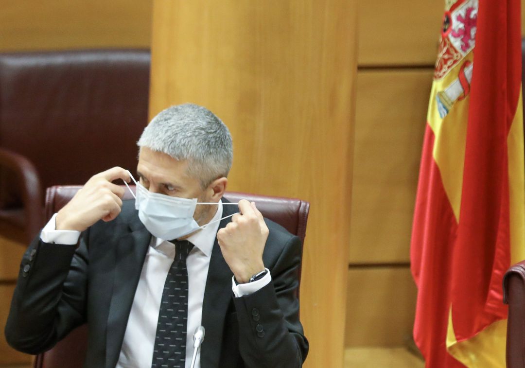 El ministro de Interior, Fernando Grande-Marlaska, se coloca la mascarilla durante su comparecencia ante la Comisión de Interior en el Senado El ministro de Interior, Fernando Grande-Marlaska, se coloca la mascarilla durante su comparecencia ante la Comisión de Interior en el Senado