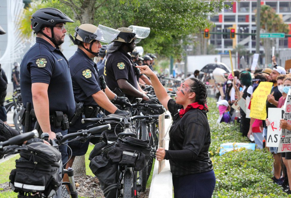 Multitudes de personas también han salido a protestar en las ciudades de Chicago, Houston, Orlando, Charlotte, Portland, Atlanta y Milwakee, entre otras. En estas dos últimas, según el citado medio, la Policía ha hecho uso de gases lacrimógenos contra las multitudes. En la imagen, la protesta en Orlando. Multitudes de personas también han salido a protestar en las ciudades de Chicago, Houston, Orlando, Charlotte, Portland, Atlanta y Milwakee, entre otras. En estas dos últimas, según el citado medio, la Policía ha hecho uso de gases lacrimógenos contra las multitudes. En la imagen, la protesta en Orlando.