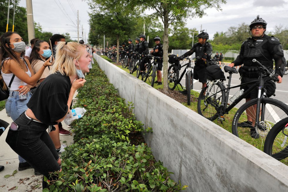 El 25 de mayo, Floyd, un ciudadano afroamericano de 46 años, murió mientras estaba siendo detenido por haber utilizado un billete de 20 dólares supuestamente falso. En la imagen, la protesta en Orlando. El 25 de mayo, Floyd, un ciudadano afroamericano de 46 años, murió mientras estaba siendo detenido por haber utilizado un billete de 20 dólares supuestamente falso. En la imagen, la protesta en Orlando.