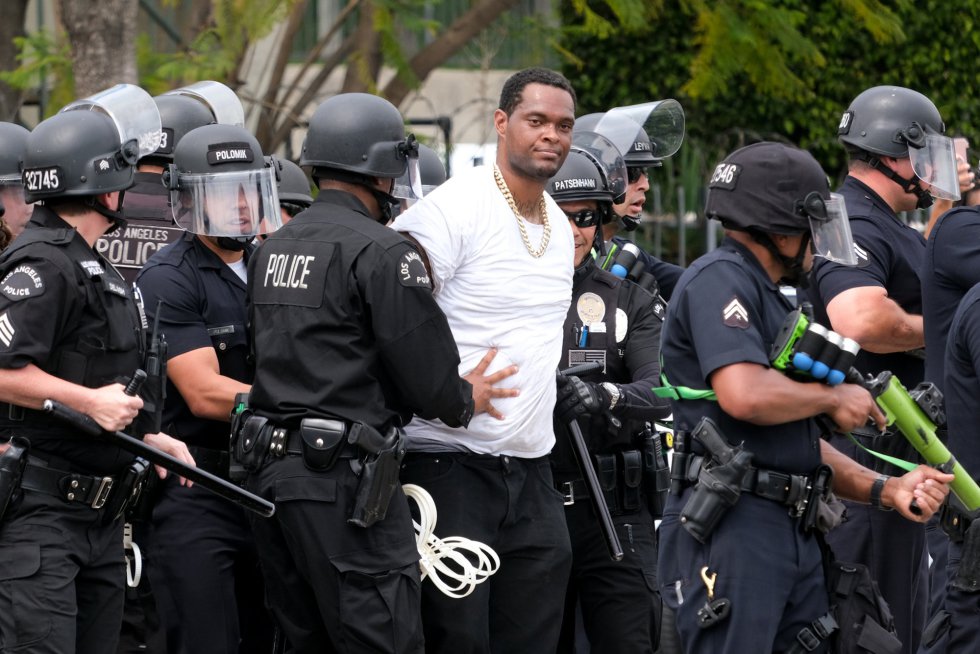 La muerte de Floyd ha desatado una ola de indignación acompañada de protestas multitudinarias en todo Estados Unidos. Según el recuento de CNN, un total de 26 estados, más de la mitad del total del país, han movilizado a la Guardia Nacional para contener las manifestaciones y los disturbios. En la imagen, protesta en Hollywood. La muerte de Floyd ha desatado una ola de indignación acompañada de protestas multitudinarias en todo Estados Unidos. Según el recuento de CNN, un total de 26 estados, más de la mitad del total del país, han movilizado a la Guardia Nacional para contener las manifestaciones y los disturbios. En la imagen, protesta en Hollywood.