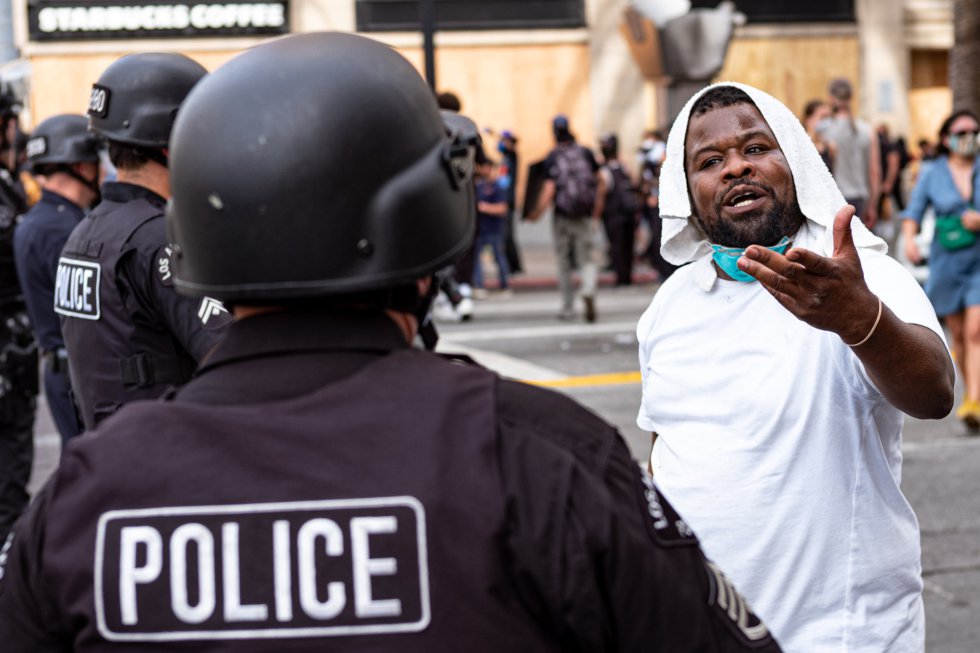 Un manifestante se encara con un policía en Hollywood. Un manifestante se encara con un policía en Hollywood.
