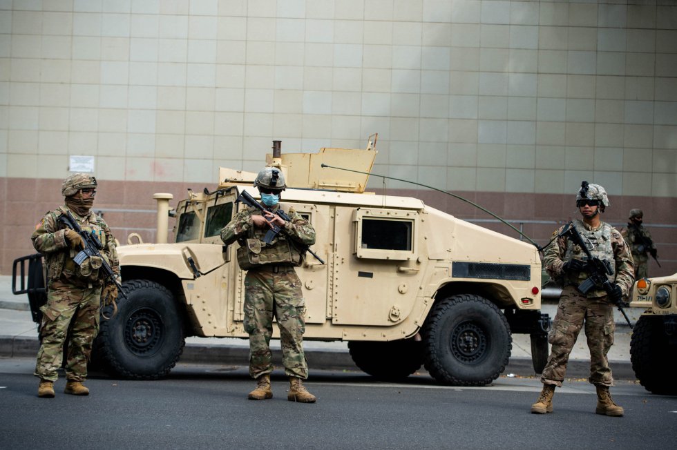 Militares en Los Angeles. Donald Trump ha movilizado a la Guardia Nacional para contener las manifestaciones y los disturbios. Militares en Los Angeles. Donald Trump ha movilizado a la Guardia Nacional para contener las manifestaciones y los disturbios.