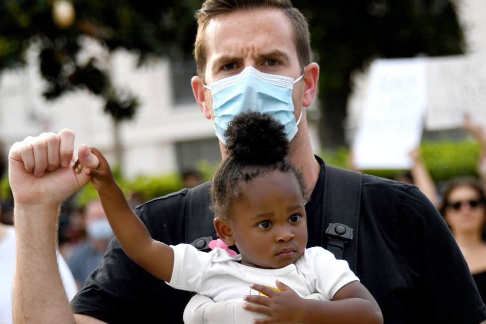 Un hombre y su hija, en la manifestación de Pasadena. Un hombre y su hija, en la manifestación de Pasadena.