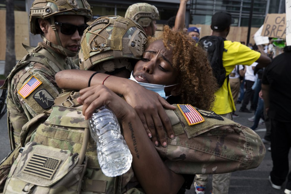 Una manifestante abraza a un militar de la Guardia Nacional en Los Ángeles, una de las ciudades donde en las últimas horas se han repetido las marchas contra el racismo. Una manifestante abraza a un militar de la Guardia Nacional en Los Ángeles, una de las ciudades donde en las últimas horas se han repetido las marchas contra el racismo.