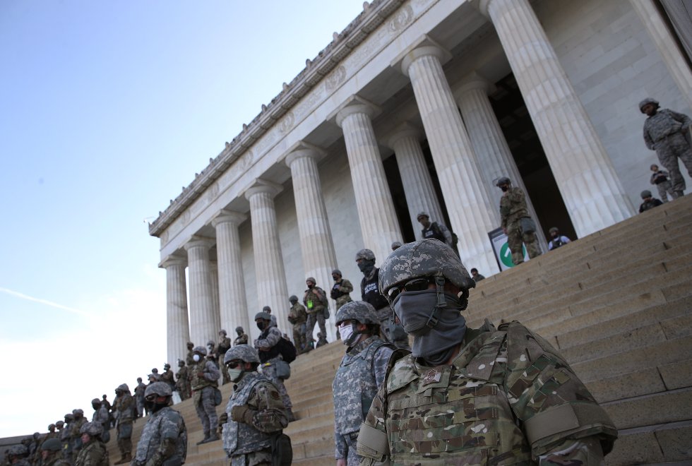 Miembros de la Guardia Nacional forman en las escaleras del Lincoln Memorial en Washington. Miembros de la Guardia Nacional forman en las escaleras del Lincoln Memorial en Washington.