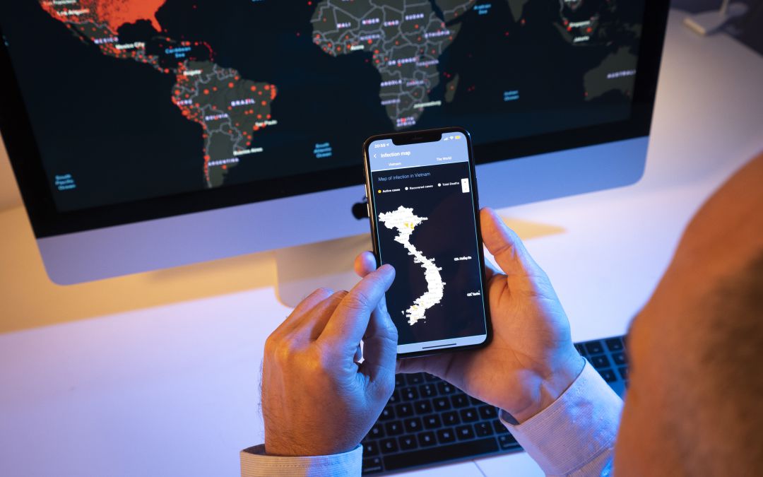 Un usuario utilizando una aplicación en su teléfono móvil. Un usuario utilizando una aplicación en su teléfono móvil.