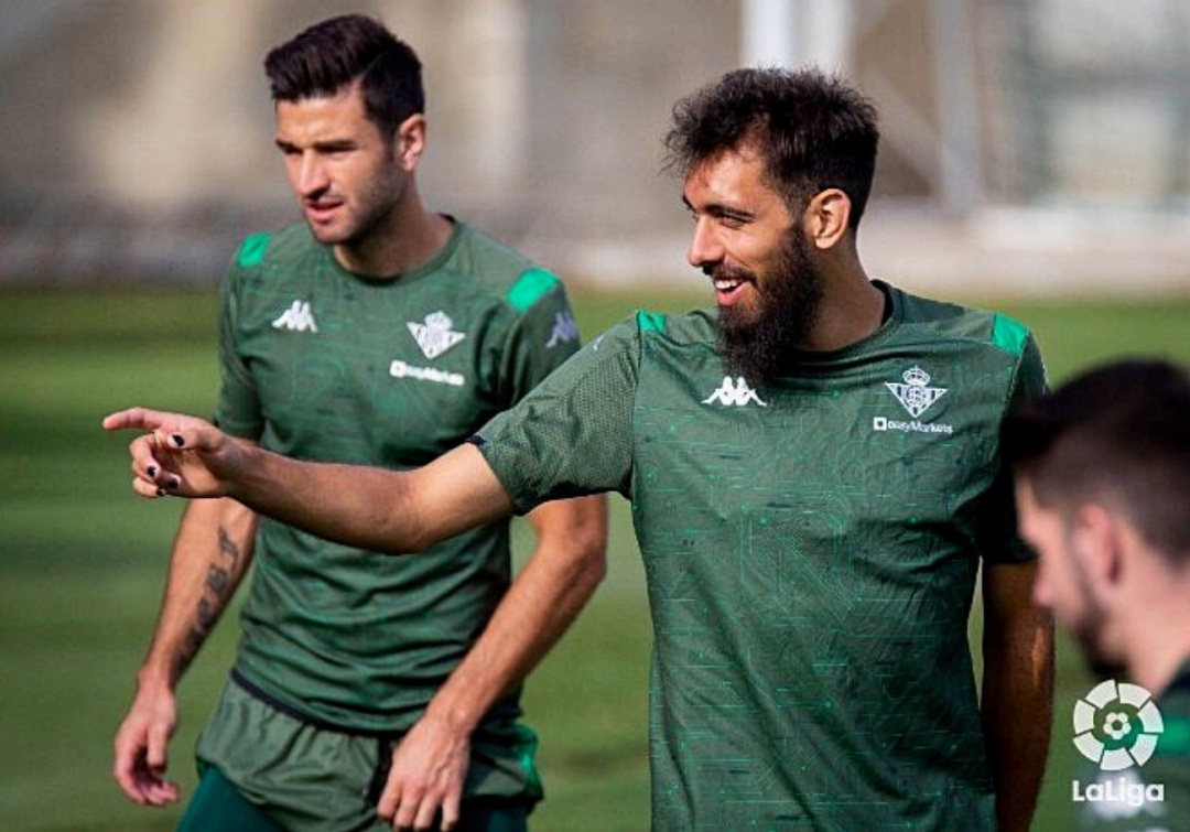Borja Iglesias durante el entrenamiento del Real Betis Borja Iglesias durante el entrenamiento del Real Betis