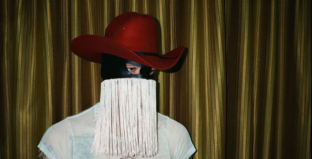 El cantante de country enmascarado, Orville Peck, aspira a convertirse en una de las nuevas estrellas del género. El cantante de country enmascarado, Orville Peck, aspira a convertirse en una de las nuevas estrellas del género.