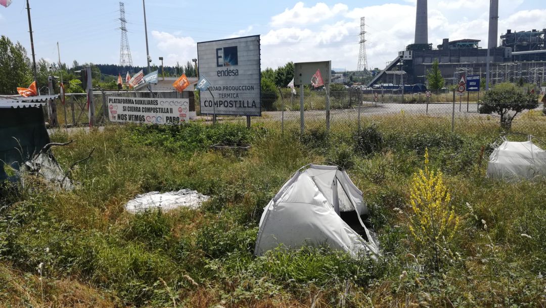El campamento reivindicativo de las contratas se levantó hace año y medio a las puertas de Compostilla El campamento reivindicativo de las contratas se levantó hace año y medio a las puertas de Compostilla