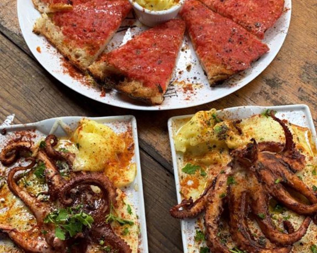 Pulpo braseado y hogaza de pan con tomate Pulpo braseado y hogaza de pan con tomate