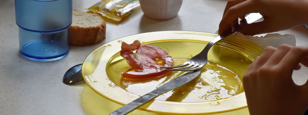 Niño en un comedor escolar Niño en un comedor escolar