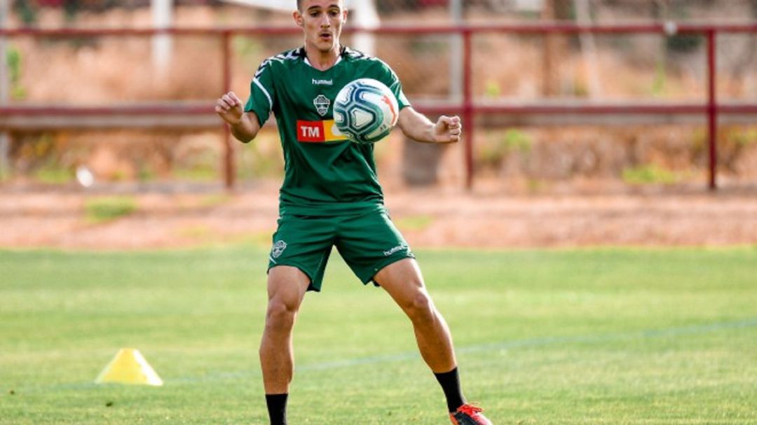 Diego Bri se dispone a controlar un balón en un entrenamiento Diego Bri se dispone a controlar un balón en un entrenamiento