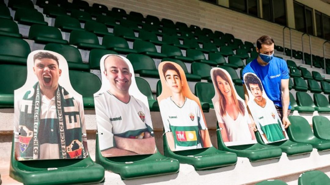 Siluetas de abonados del Elche en el Martínez Valero Siluetas de abonados del Elche en el Martínez Valero