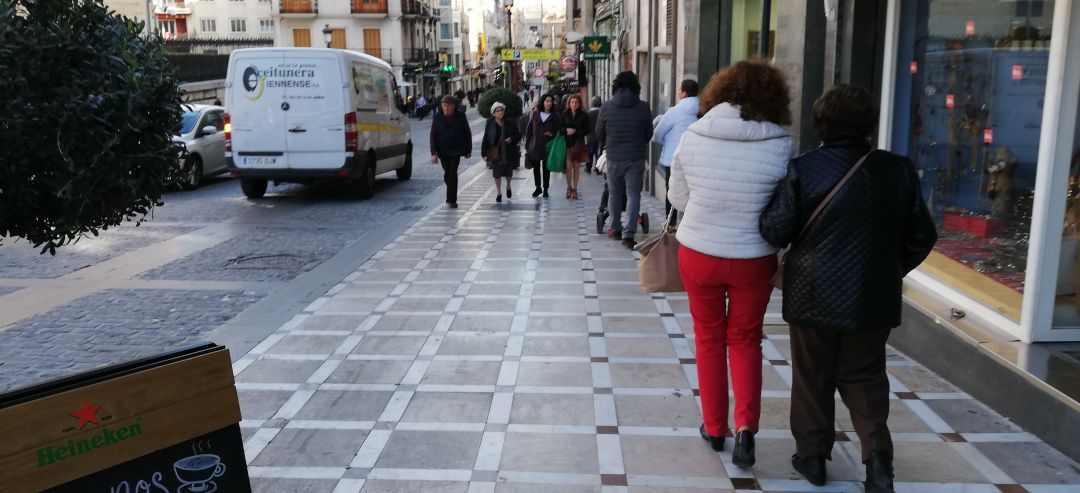 Jiennenses caminando por una calle de la capital. Jiennenses caminando por una calle de la capital.