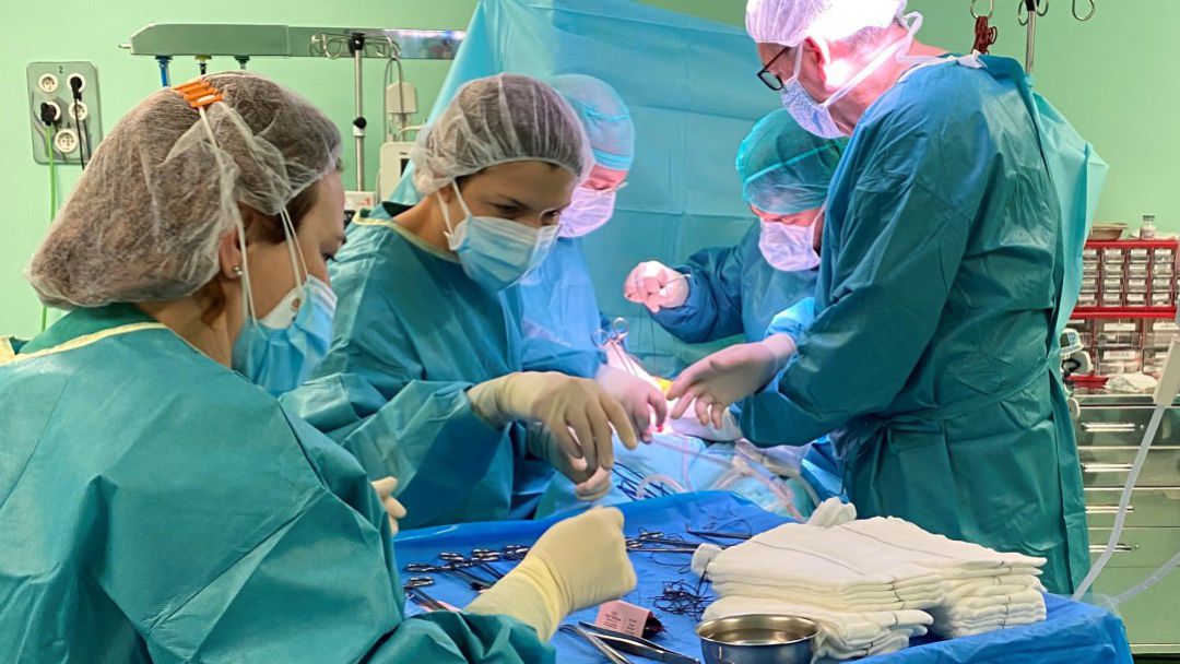 Equipo médico durante una intervención Equipo médico durante una intervención