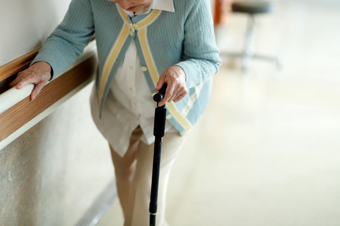 Una mujer camino con bastón en una residencia de ancianos. (Archivo) Una mujer camino con bastón en una residencia de ancianos. (Archivo)